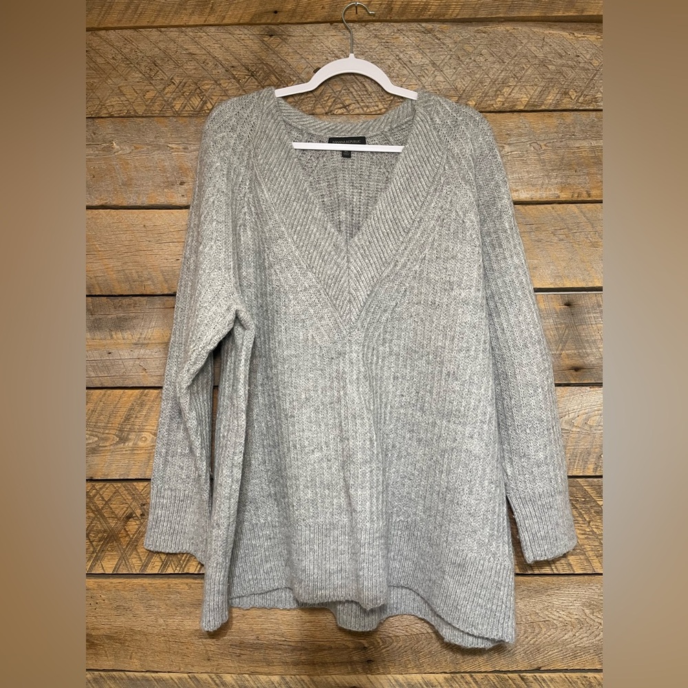 Banana Republic Womens Wool Blend V-Neck Knit Sweater Size XL, fits like XXL.
